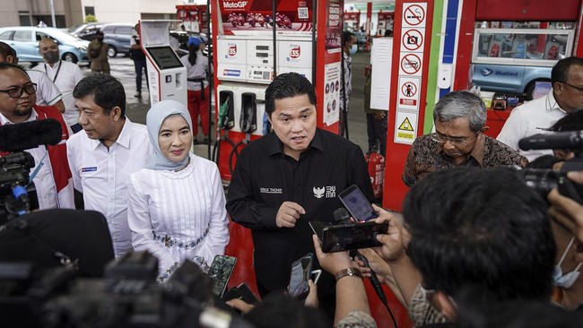 Pertamina merilis harga baru BBM per 3 Januari 2022. Harga Pertamax, Pertamax Turbo, Dexlite, turun sementara Solar dan Pertalite tetap.