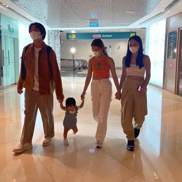 <p>Belum lama ini, keempat kakak adik ini pergi berlibur ke Singapura, Bunda. Nola pun memperlihatkan potret ketika anak-anaknya berjalan sambil bergandengan. (Foto: Instagram: @riafinola)</p>