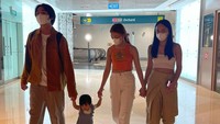 <p>Belum lama ini, keempat kakak adik ini pergi berlibur ke Singapura, Bunda. Nola pun memperlihatkan potret ketika anak-anaknya berjalan sambil bergandengan. (Foto: Instagram: @riafinola)</p>