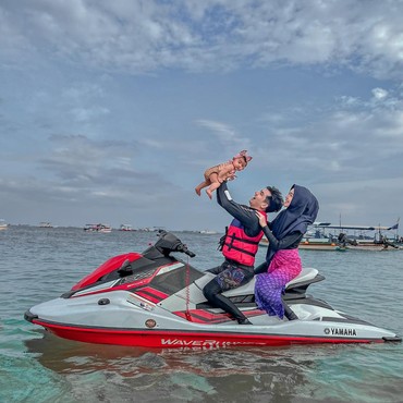 Ajak Baby Moana Naik Jetski, Ria Ricis dan Teuku Ryan Tuai Kritikan