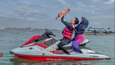 img-title Ajak Baby Moana Naik Jetski, Ria Ricis dan Teuku Ryan Tuai Kritikan