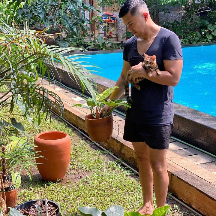<p>Rumah tradisional modern ini juga dilengkapi dengan beberapa fasilitas, salah satunya adalah kolam renang yang cukup luas di halaman belakang rumah mereka.(Foto: Instagram@anjasmara)</p>