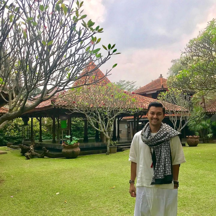 <p>Fasilitas lainnya yang menarik perhatian banyak orang adalah gazebo di halaman belakang. Gazebo ini sering digunakan Anjasmara dan keluarga untuk berlatih yoga dan kumpul bersama keluarga, serta teman-teman. (Foto: Instagram@anjasmara)</p>