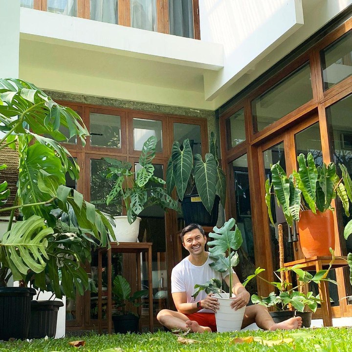 <p>Dikenal sebagai salah satu pecinta tanaman, Anjasmara dan Dian juga memiliki taman di belakang rumah untuk menyimpan beberapa koleksi tanaman berharga mereka. (Foto: Instagram@anjasmara)</p>