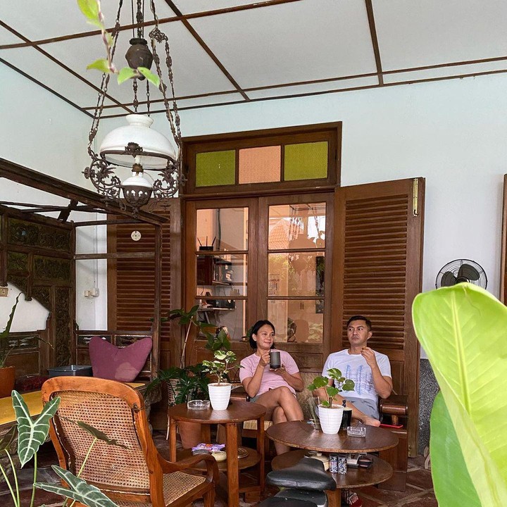 <p>Anjasmara dan Dian Nitami diketahui memiliki rumah dengan konsep tradisional modern yang super nyaman. Ini adalah potret teras rumahnya yang dilengkapi beberapa kursi sekaligus meja antik dari kayu dan koleksi tanaman hijaunya. (Foto: Instagram@anjasmara)</p>