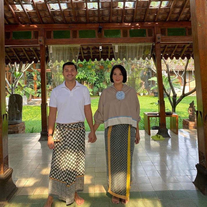 <p>Halaman belakang rumah Anjasmara dan Dian juga memiliki area yang sangat luas. Area yang satu ini juga sering mereka gunakan untuk berbagai acara, baik acara bersama keluarga maupun teman-teman, Bunda. (Foto: Instagram@bu_deedee)<br /><br /><br /></p>
