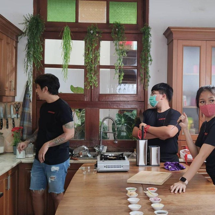 <p>Selain itu, dapur pasangan ini juga menggunakan konsep tradisional modern yang dilengkapi dengan aksen kayu untuk <em>kitchen set</em>-nya. (Foto: Instagram@auror_yopi)</p>