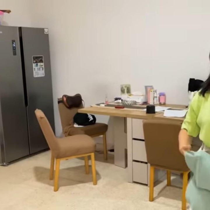 <p>Ruang makan Lala juga terlihat begitu sederhana dilengkapi meja makan yang tidak terlalu besar, tetapi cukup untuk menyajikan beberapa makanan. (Foto: YouTube Queen Lala)</p>