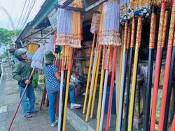 Perajin Tedung di Mengwi Kebanjiran Pembeli Jelang Galungan