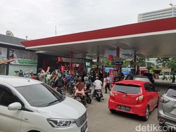 SPBU Pertamina Diserbu Usai Harga Pertamax Turun Jadi Rp 12.800/Liter