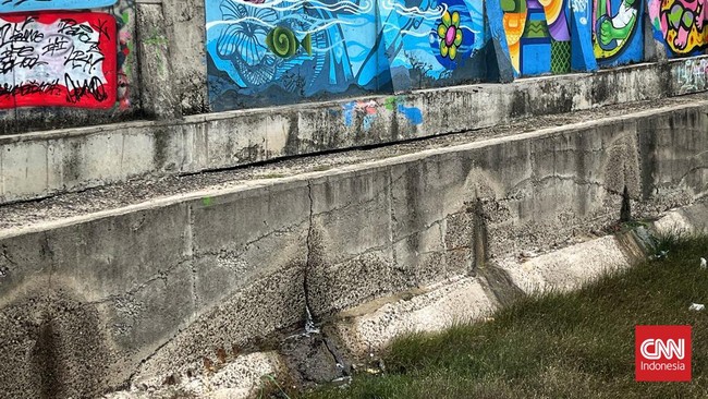 Tanggul laut bocor di Muara Baru, Penjaringan, Jakarta Utara. Air merembes di sebagian tanggul beton dekat permukiman warga.