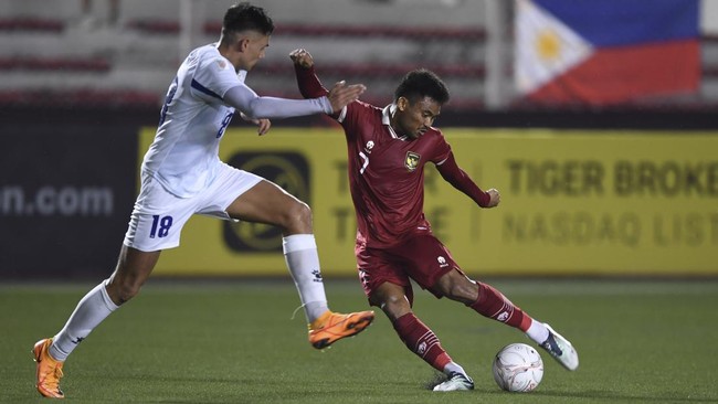 Winger Timnas Indonesia Saddil Ramdani mencetak gol lewat tendangan bebas spektakuler di Liga Super Malaysia dalam duel Sabah vs Kuching, Sabtu (8/7).