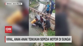 VIDEO: Viral, Anak-Anak Temukan Sepeda Motor di Sungai