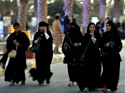 Wajah Baru Ibu Kota Arab Saudi, Kini Perempuan Tanpa Abaya dan Buka Cadar