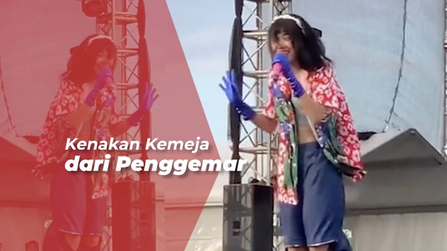 Tak Kapok, Widy Vierratale Kembali Ganti Baju di Atas Panggung