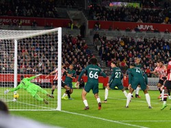 Brentford Mengakali Bola Mati