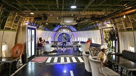 FOTO: 747 Cafe, Tempat Makan di Dalam Pesawat Terbesar di Dunia