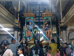 Seperti Rollercoaster, Serunya Naik Ayunan Lawas Saat Galungan
