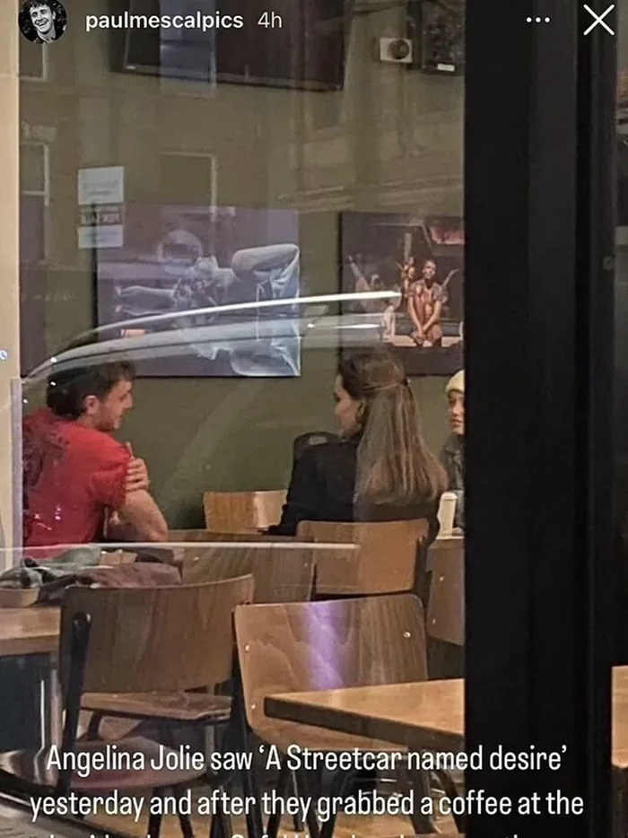 Pria berusa 26 tahun itu kedapatan lagi ngobrol bersama mantan Brad Pitt di sebuah kafe. Mereka dikabarkan bertemu setelah aksi Paul di pertunjukan teater 'A Streetcar Named Desire.'/Foto: Instagram/@paulmescalpics