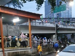 Antrean di Halte TransJ Tendean Mengular Imbas Ciledug Banjir