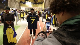 FOTO: Ramai-ramai Pamer Jersey Ronaldo di Al Nassr