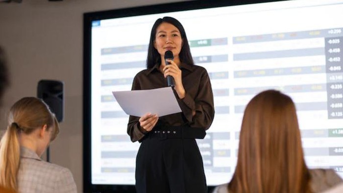 Perempuan public speaking