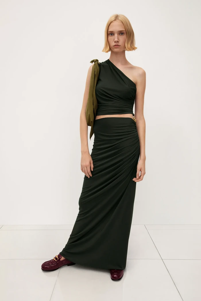 Terlihat seperti crop top dan rok, nyatanya ini adalah sebuah dress detail cut out dan 'kait' logam. Yes, minimalist can look sexy! Foto: Courtesy of Bottega Veneta
