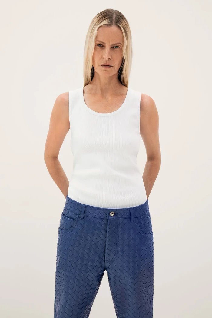 Inovasi terlihat pada desain celana yang terlihat seperti denim ternyata dibuat dari bahan leather dan berdetail anyaman khas Bottega Veneta. Foto: Courtesy of Bottega Veneta