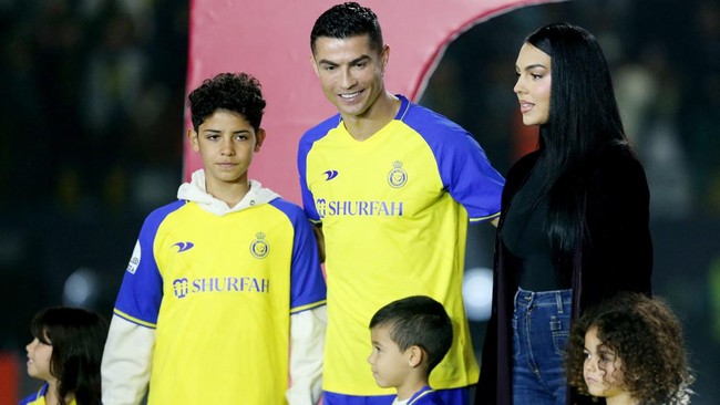 Hidup bersama tanpa ikatan pernikahan seperti yang dijalani Cristiano Ronaldo dan Georgina Rodriguez melanggar aturan Kerajaan Arab Saudi.