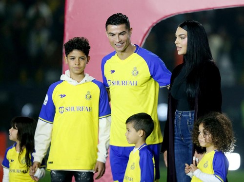 Resmi, Ronaldo Lamar Georgina dengan Cincin Berlian Raksasa