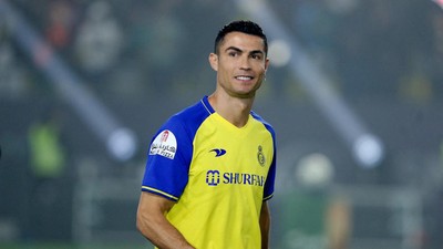 Ronaldo Tidak Bisa Debut Bela Al Nassr Hari Ini karena Banting HP Fans