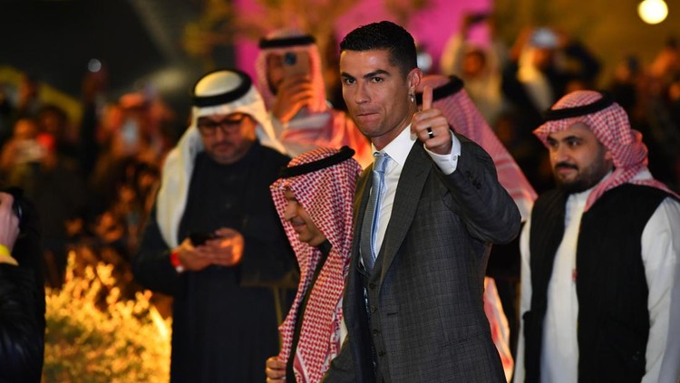 Cristiano Ronaldo RIYADH, SAUDI ARABIA - JANUARY 3: Cristiano Ronaldo arrives for his signing ceremony with Al Nassr of Saudi Arabia on January 3, 2023 in Riyadh, Saudi Arabia. The signing ceremony is held at Riyadh's Mrsool Park stadium with a 25,000-person capacity at 1600GMT. (Photo by Mohammed Saad/Anadolu Agency via Getty Images)