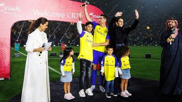 img-title 3 Bulan Tinggal di Saudi, Anak & Pacar Ronaldo Mahir Berbahasa Arab