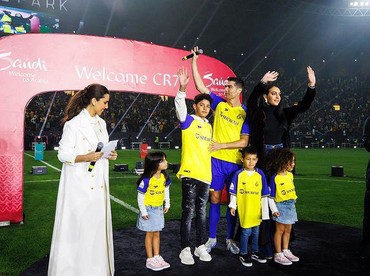 7 Potret Georgina Rodriguez Tampil Tertutup di Arab Saat Penyambutan Ronaldo