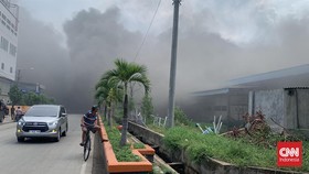 Gudang Kosong Pelabuhan di Muara Baru Terbakar, Asap Hitam Mengepul