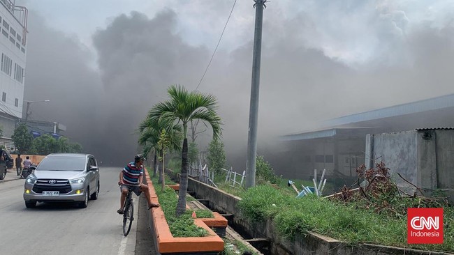 Sebuah gudang kosong di pelabuhan Muara Baru, Penjaringan, Jakarta Utara terbakar siang tadi. Polisi menangkap sejumlah orang diduga pencuri.