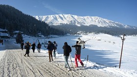 Kekurangan Salju, Resor Ski Tertinggi di India Ditinggal Wisatawan