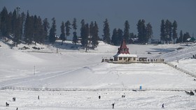 FOTO: Indahnya Gulmarg, Tempat Menikmati Hamparan Salju di India