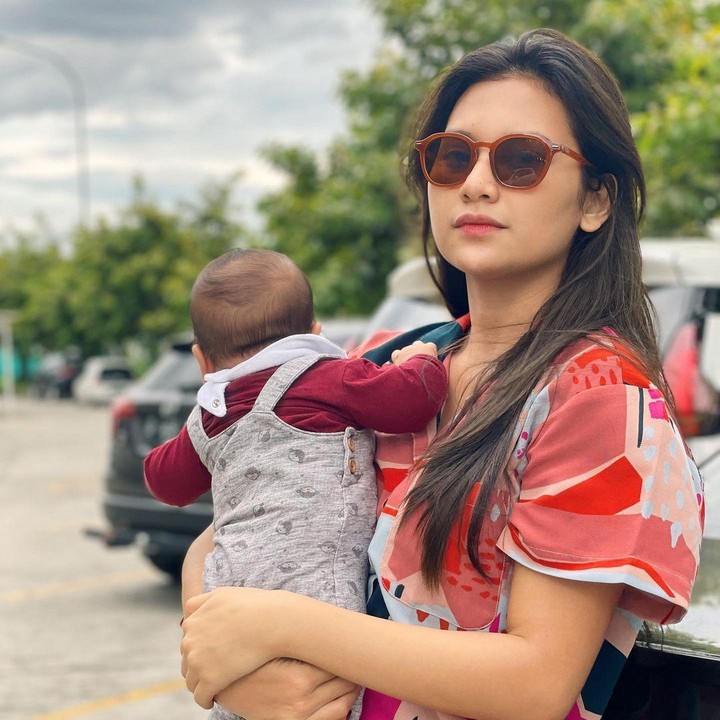 <p>Setelah melahirkan, Indah Permatasari memang fokus menjaga anaknya dan rehat sejenak dari dunia hiburan. Wanita kelahiran Makassar ini juga fokus menyusui eksklusif anak pertamanya, Bunda. (Foto: Instagram @indahpermatas)</p>