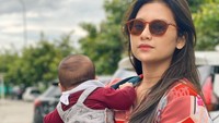 <p>Setelah melahirkan, Indah Permatasari memang fokus menjaga anaknya dan rehat sejenak dari dunia hiburan. Wanita kelahiran Makassar ini juga fokus menyusui eksklusif anak pertamanya, Bunda. (Foto: Instagram @indahpermatas)</p>