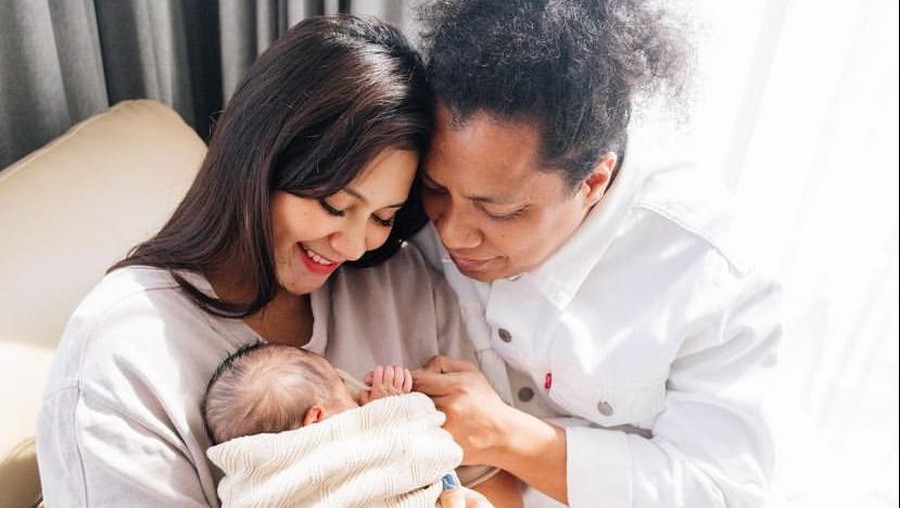 Indah Permatasari dan Arie Kriting Saat Momong Anak