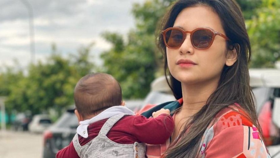Indah Permatasari dan Arie Kriting Saat Momong Anak Indah Permatasari dan Arie Kriting Saat Momong Anak
