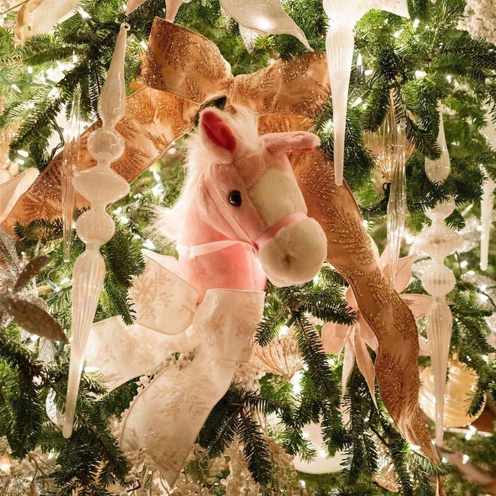 <p>Pesta <em>baby shower</em> Jennifer Gates dibuat dengan nuansa Natal. Ada pohon Natal dengan hiasan boneka kuda. Perlu diketahui, suami Jennifer, Nayel Nassar, adalah atlet berkuda profesional. Seperti sang suami, Jennifer juga hobi berkuda. (Foto: Instagram @jenniferkgates)</p>