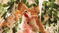 <p>Pesta <em>baby shower</em> Jennifer Gates dibuat dengan nuansa Natal. Ada pohon Natal dengan hiasan boneka kuda. Perlu diketahui, suami Jennifer, Nayel Nassar, adalah atlet berkuda profesional. Seperti sang suami, Jennifer juga hobi berkuda. (Foto: Instagram @jenniferkgates)</p>