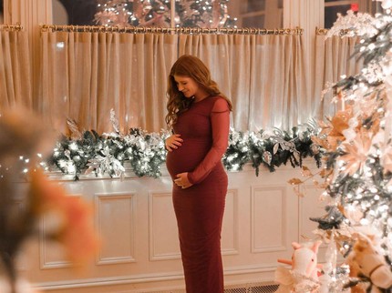 Bernuansa Natal, 7 Potret Baby Shower Putri Bill Gates yang Hamil Anak Pertama