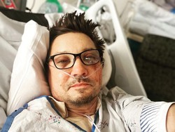Jeremy Renner Mengenang Setahun Pemulihan dari Kecelakaan Mobil Salju
