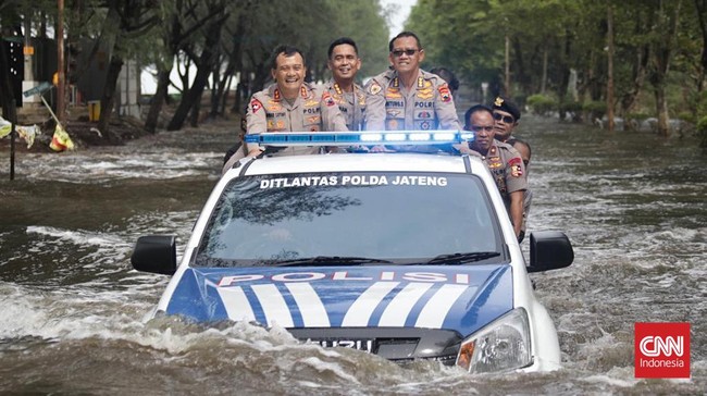 Banjir yang menggenangi sejumlah lokasi di Kota Semarang mulai surut. Tanggul Pantai Marina yang menjadi salah satu penyebab banjir juga telah diperbaiki.