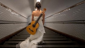 FOTO: Senandung Pengamen Legal di Stasiun Metro Paris