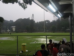 Saat Hujan Bikin Shin Tae-yong dan Timnas Bimbang Latihan