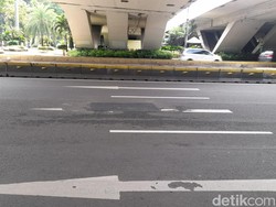Lubang yang Bikin Pesepeda Jatuh di Semanggi Selesai Ditambal